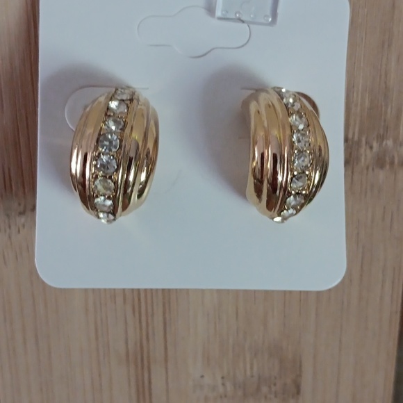 Collection of 10 sets of Gold Tone Post Earrings - Picture 6 of 13